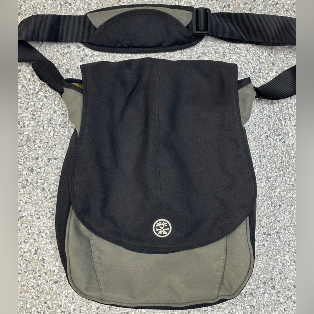 Crumpler “ The Luncheon” Laptop Messenger Bag
